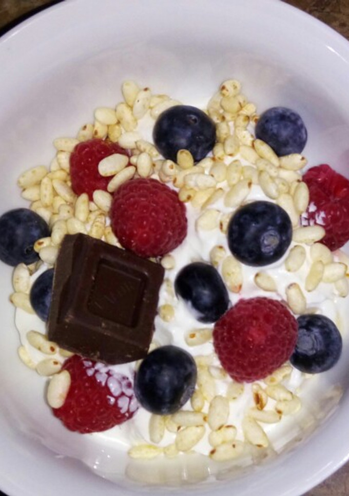 Una foto de Yogur mezcla con arroz integral inflado, frutos y chocolate negro100 %