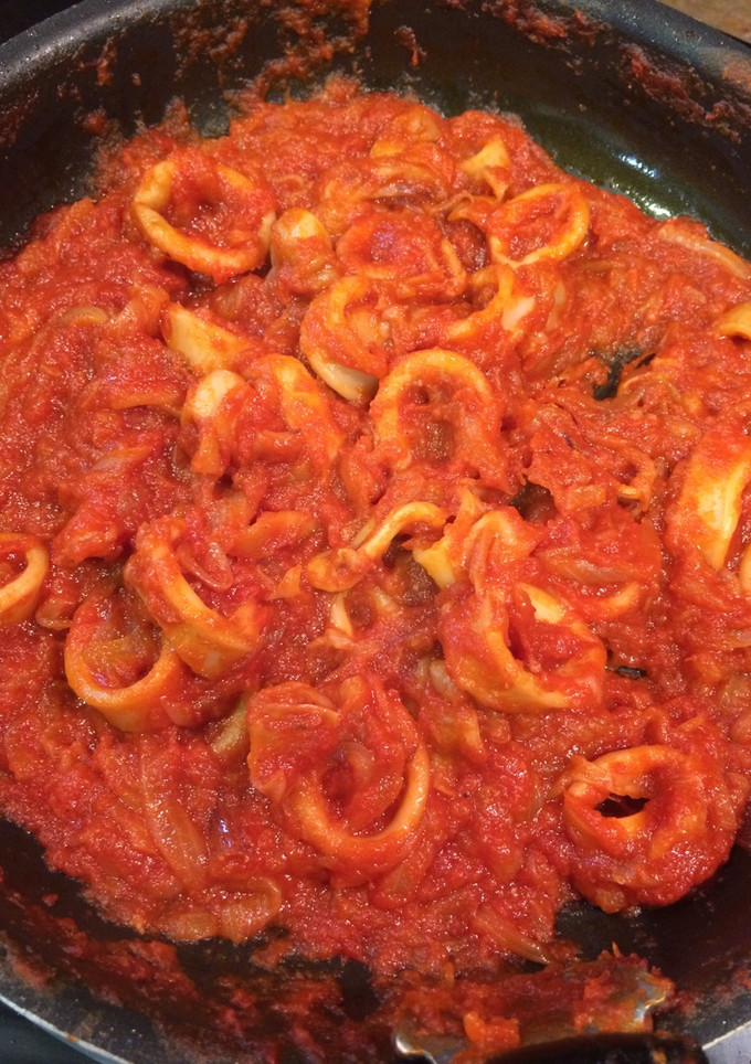 Una foto de Calamares encebollado con tomate