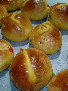Una foto de Bollitos de cúrcuma y mandarina con frutas confitadas