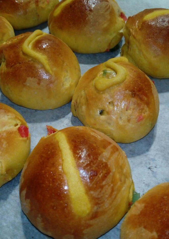 Una foto de Bollitos de cúrcuma y mandarina con frutas confitadas