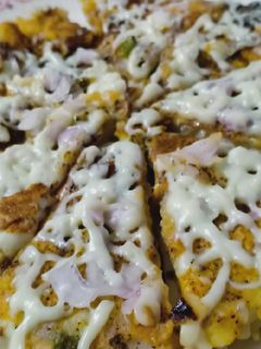 ম্যাগি অমলেট পিজ্জা (maggi omelette pizza recipe in Bengali) রেসিপির প্রধান ছবি