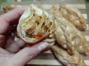 Una foto de tapas de empanadas de pollo