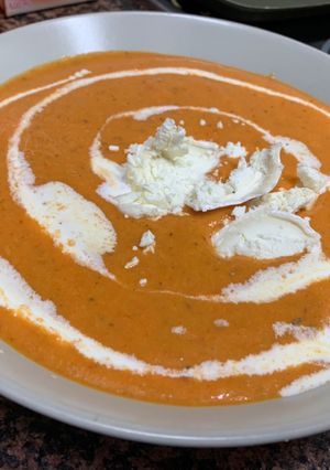 Una foto de Sopa de tomate asados con queso de cabra