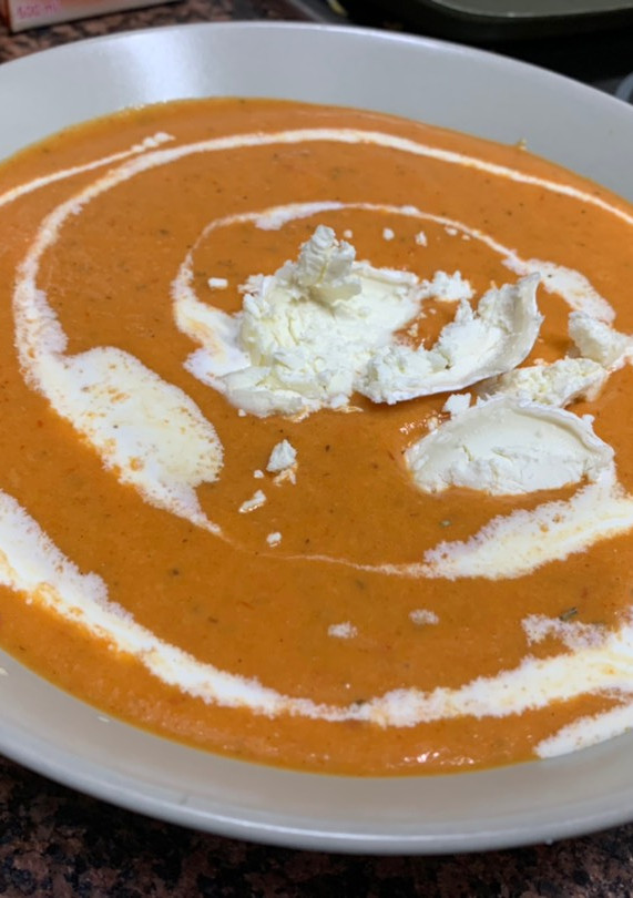 Una foto de Sopa de tomate asados con queso de cabra