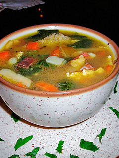 Una foto de Sopa primaveral con jamón serrano, hojas tiernas y patatas