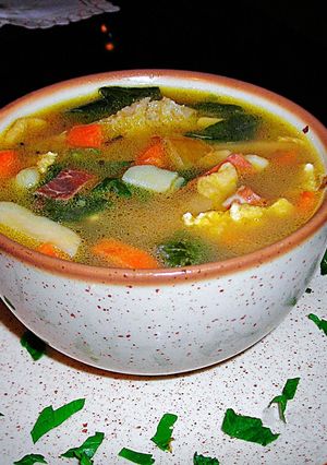 Foto principal de Sopa primaveral con jamón serrano, hojas tiernas y patatas