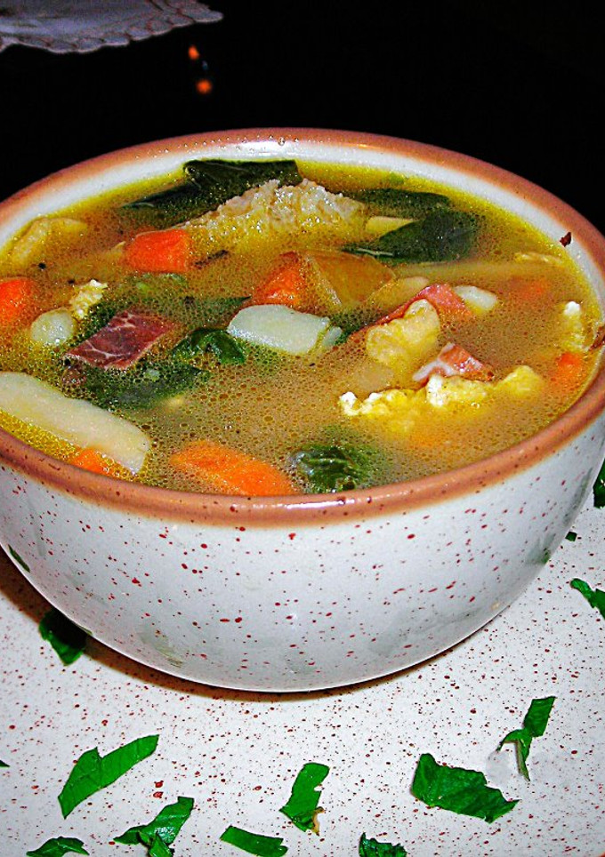 Una foto de Sopa primaveral con jamón serrano, hojas tiernas y patatas