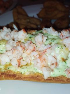 Una foto de Tosta de alioli y gambas
