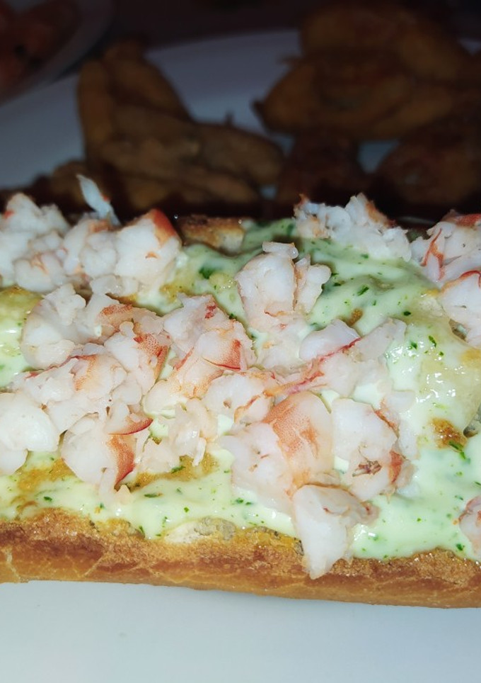Una foto de Tosta de alioli y gambas