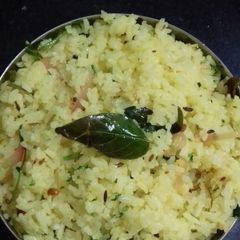 A picture of Chitranna/lemon rice.