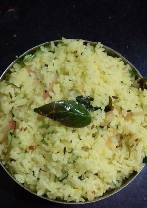 A picture of Chitranna/lemon rice.