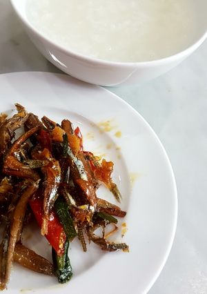 Hình của món Cháo Trắng Cá Kho Khô.