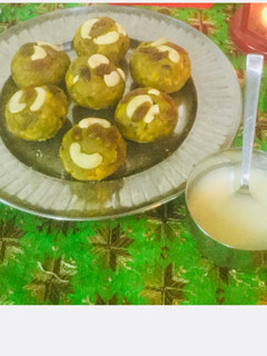 A picture of Makki Ki Roti ke ladoos.