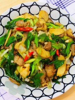 蒜苗杏鮑菇炒臘肉 的食譜成品照片