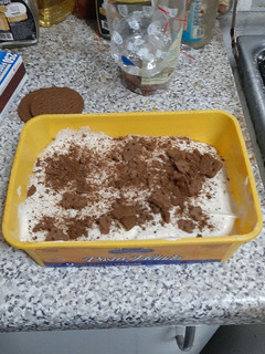 Una foto de Helado de plátano con crema y galletas.