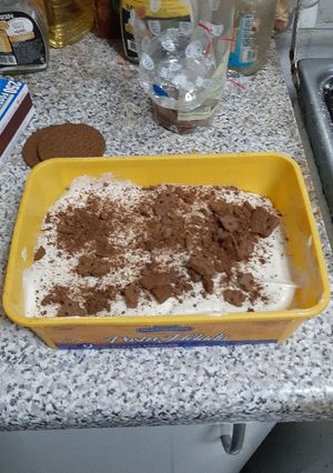 Una foto de Helado de plátano con crema y galletas.