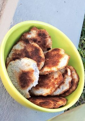 Una foto de Galletitas de banana y coco🍌🥥