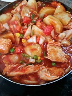 Una foto de Pechuga de pollo guisado con papa