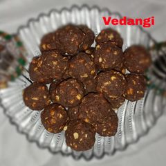 A picture of Nachni (Ragi) & Roasted Chana Ladoos (Sugarfree).