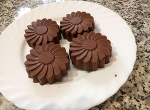Una foto de Tarta individual de plátano y chocolate, cinco versiones y presentación