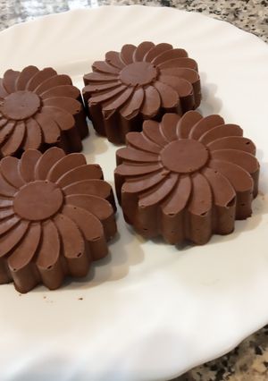 Una foto de Tarta individual de plátano y chocolate, cinco versiones y presentación