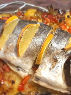 Una foto de Dorada al horno con patatas panaderas
