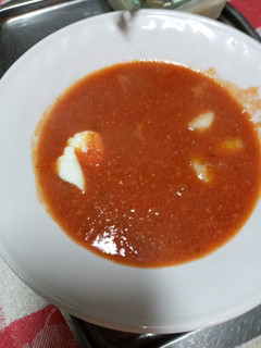 Una foto de Crema de tomate y camarones