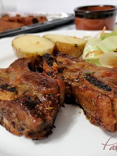 Una foto de Costillas de ternera asadas al horno super tiernas y jugosas