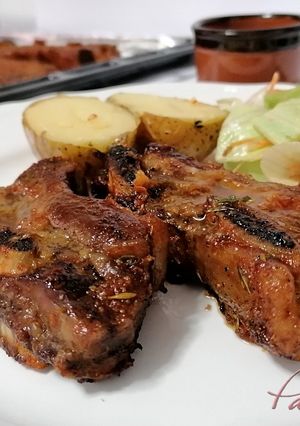 Una foto de Costillas de ternera asadas al horno super tiernas y jugosas