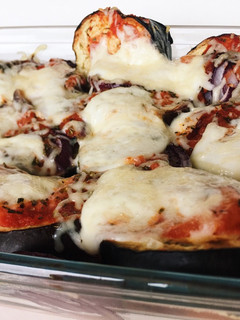 Una foto de Berenjena con mozzarella y tomate