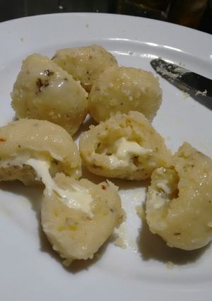 Una foto de Ñoquis de papa rellenos con roquefort