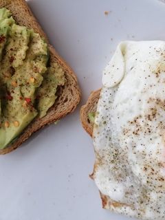 Avokádós tükörtojásos, pikáns toastreggeli recept fotója