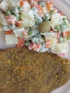 Una foto de Milanesa con ensalada rusa vegana