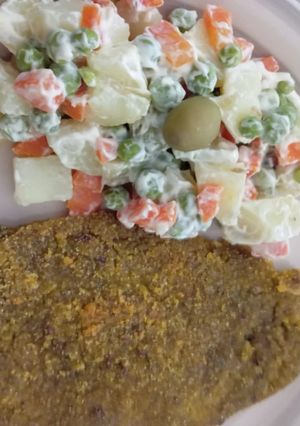 Una foto de Milanesa con ensalada rusa vegana
