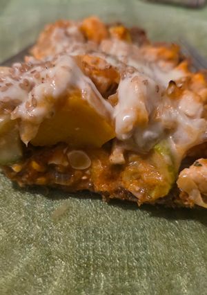 Una foto de Tarta integral de pollo y vegetales asados