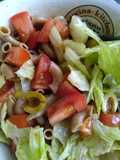 Ensalada de pasta, lechuga y aceitunas verdes