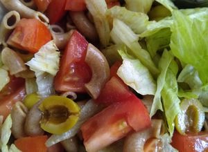 Una foto de Ensalada de pasta, lechuga y aceitunas verdes
