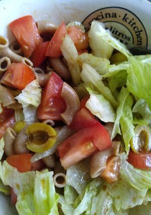 Una foto de Ensalada de pasta, lechuga y aceitunas verdes