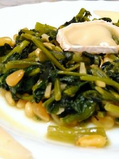 Una foto de Espinacas con queso curado, cabra y piñones