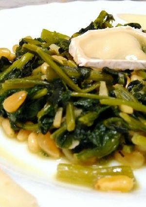 Foto principal de Espinacas con queso curado, cabra y piñones