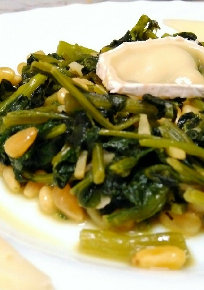 Una foto de Espinacas con queso curado, cabra y piñones