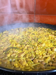 Una foto de Paellita de secreto ibérico, con habas y ajos tiernos