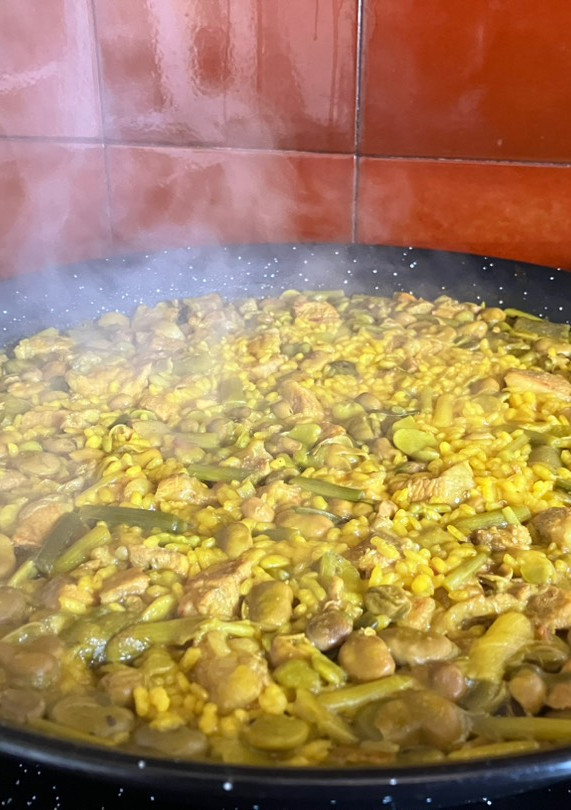 Una foto de Paellita de secreto ibérico, con habas y ajos tiernos