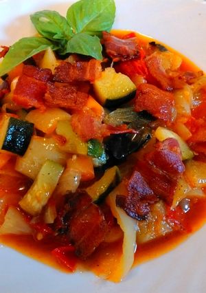 Lecsó cukkinivel, baconnel recept fotója