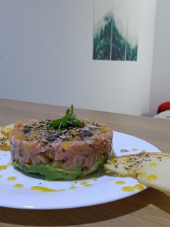 Una foto de Tartar de salmón