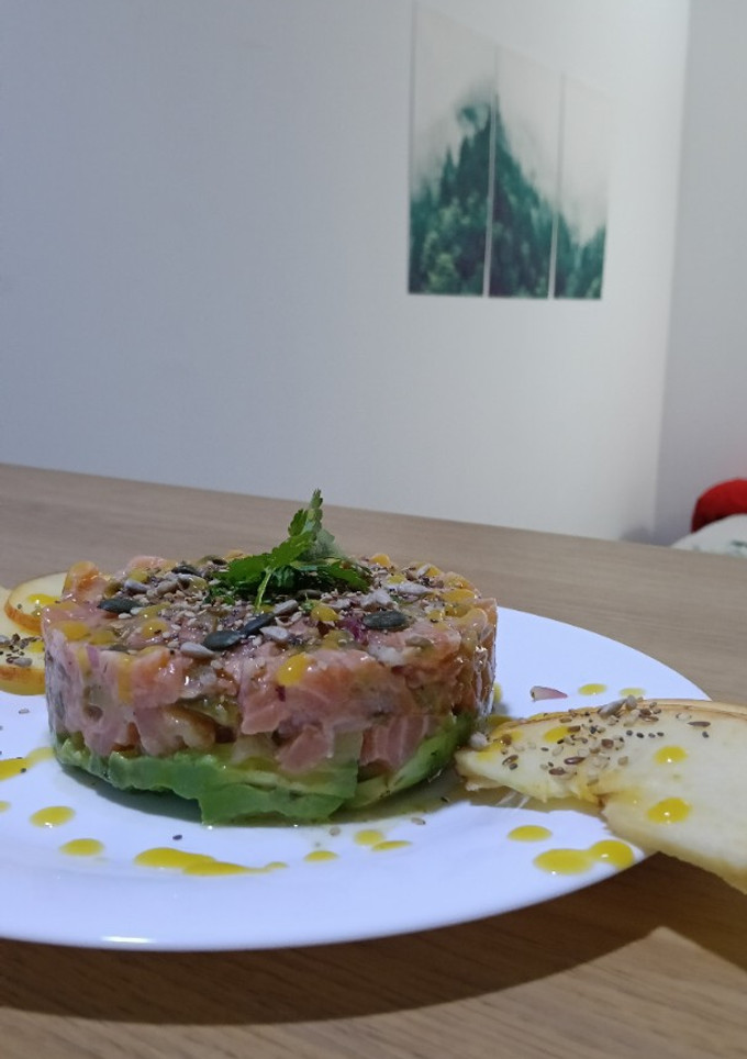 Una foto de Tartar de salmón