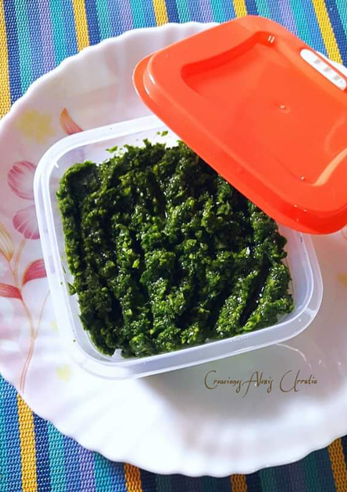 Una foto de Pasta de perejil, ajos y aceite de oliva virgen extra