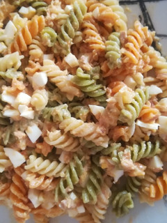 Una foto de Ensalada de pasta muy fácil con 4 ingredientes