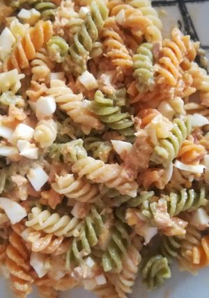 Una foto de Ensalada de pasta muy fácil con 4 ingredientes