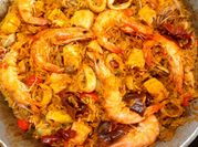 Una foto de paella de pescado